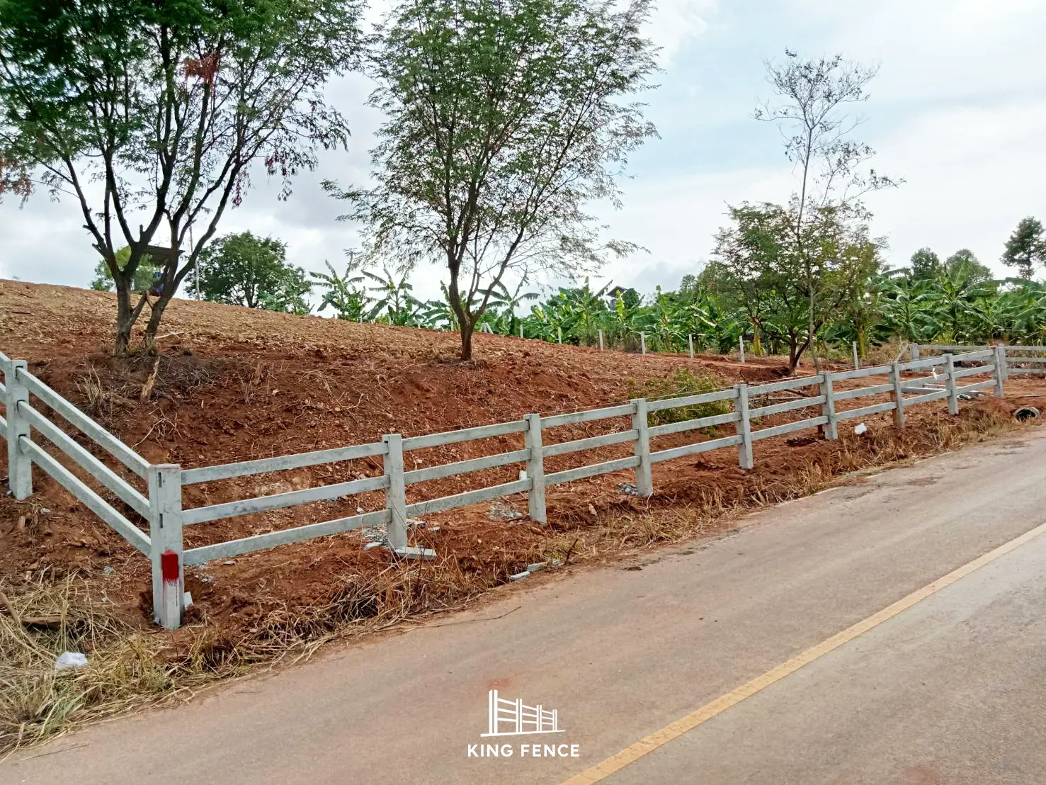 รั้วคาวบอยคอนกรีตสไตล์แรนช์ริมถนน ติดตั้งโดย King Fence