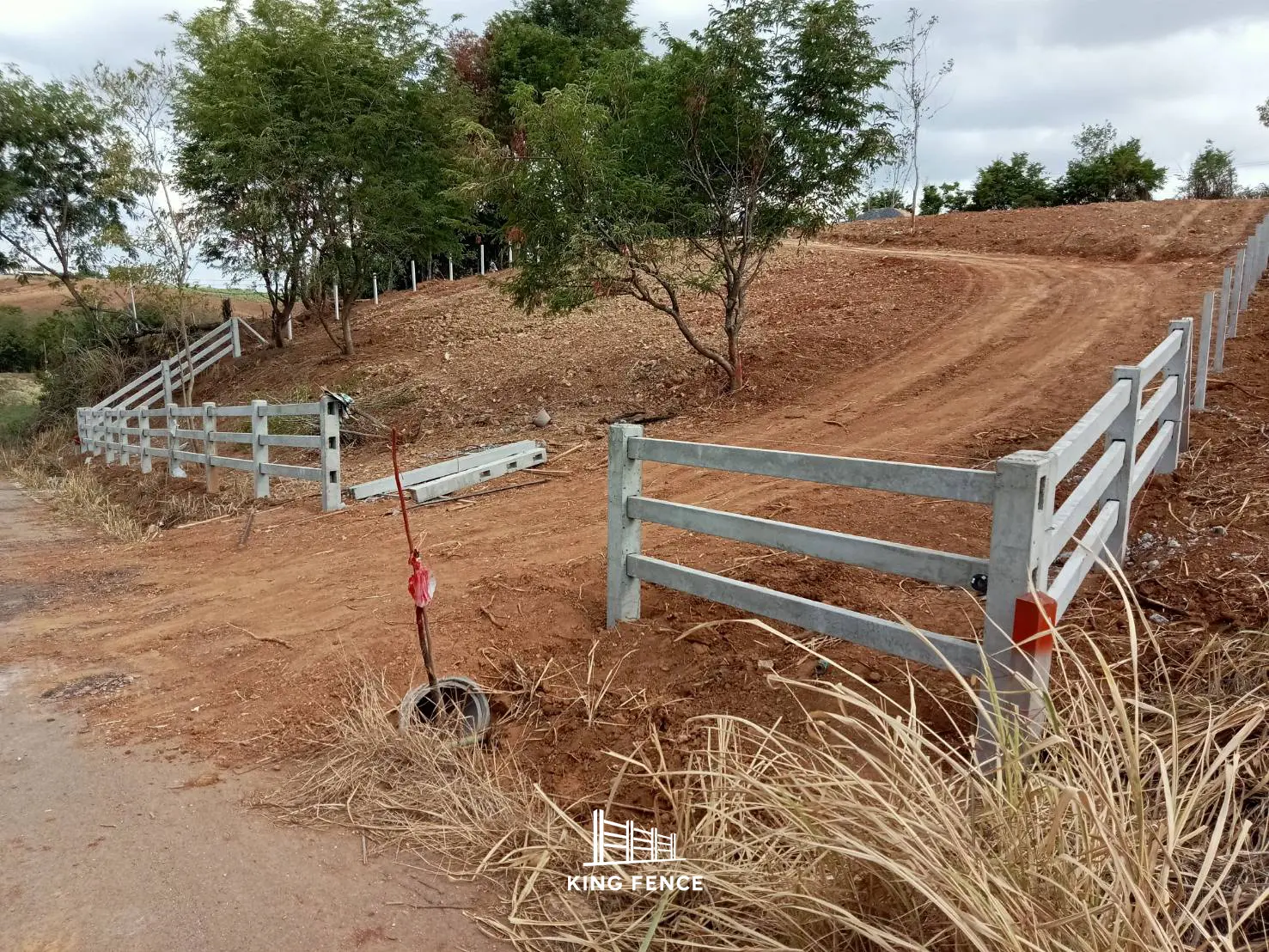 รั้วคาวบอยคอนกรีตบริเวณทางเข้าสวนและพื้นที่ต่างระดับ