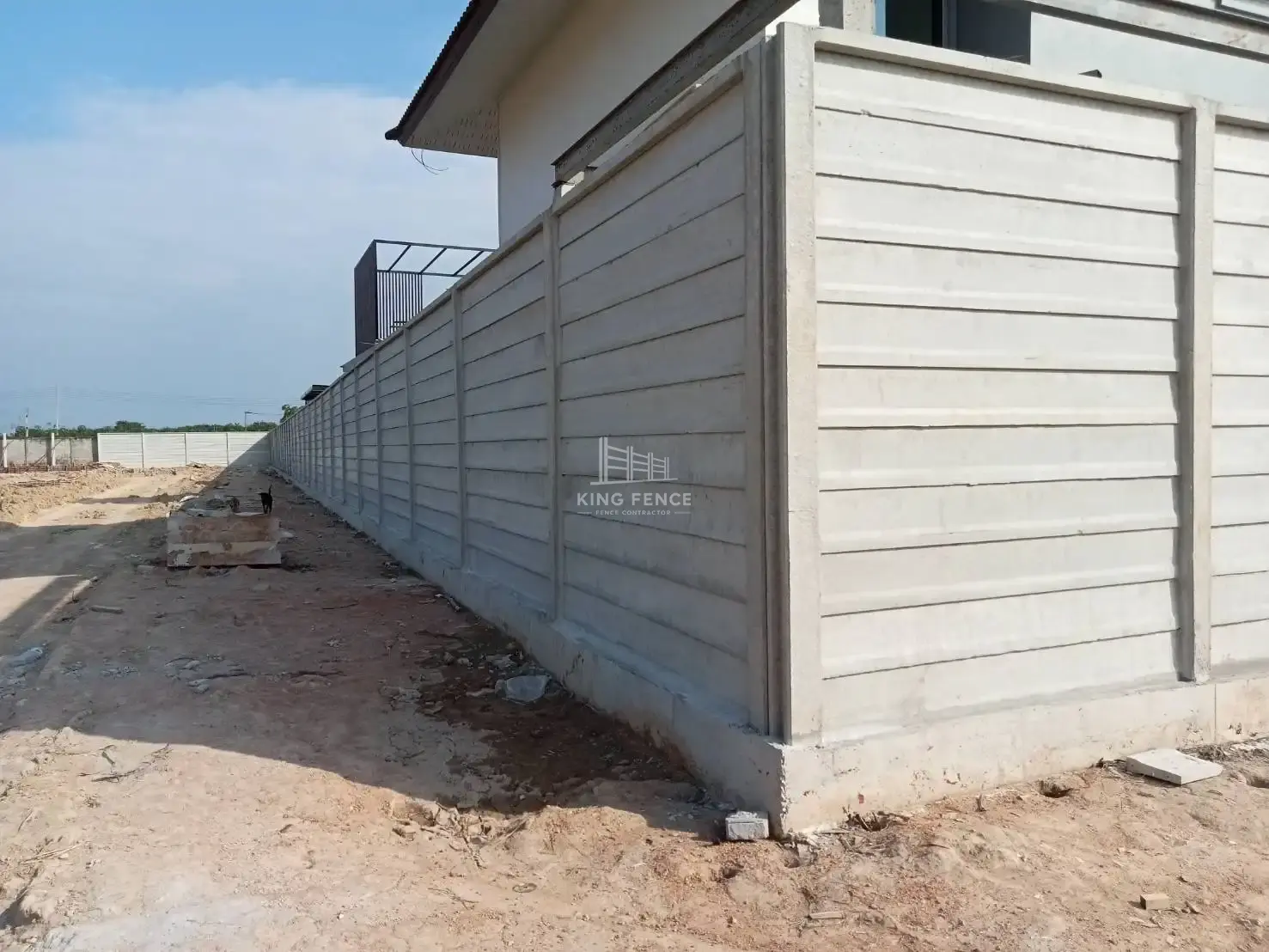 แนวรั้วคอนกรีตสำเร็จรูปด้านข้างแนวเขตบ้านพักอาศัย
