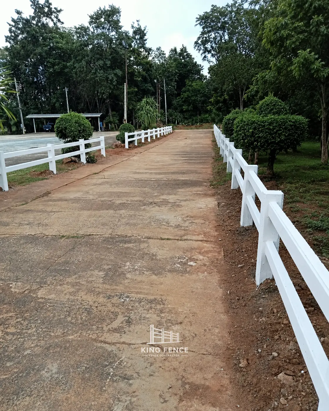 แนวรั้วสีขาวบริเวณอาคารพักและพื้นที่สวนภายในโครงการ จ.นครนายก